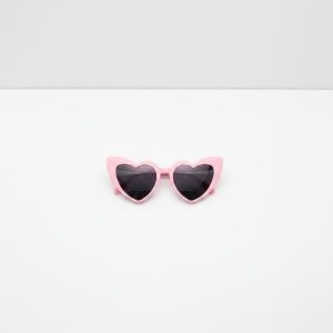 womens oversized love heart sunglasses 1